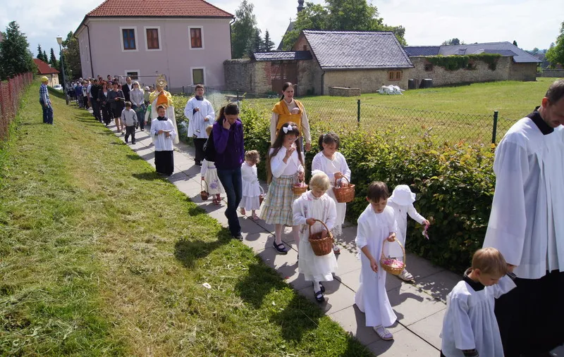 Mše svatá, průvod s Nejsvětější Svátostí